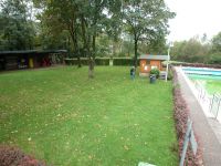 Liegeflaeche zw. Schwimmbad u. Gebaeuden 02.10.03